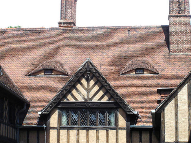 Do you see a face in this house?