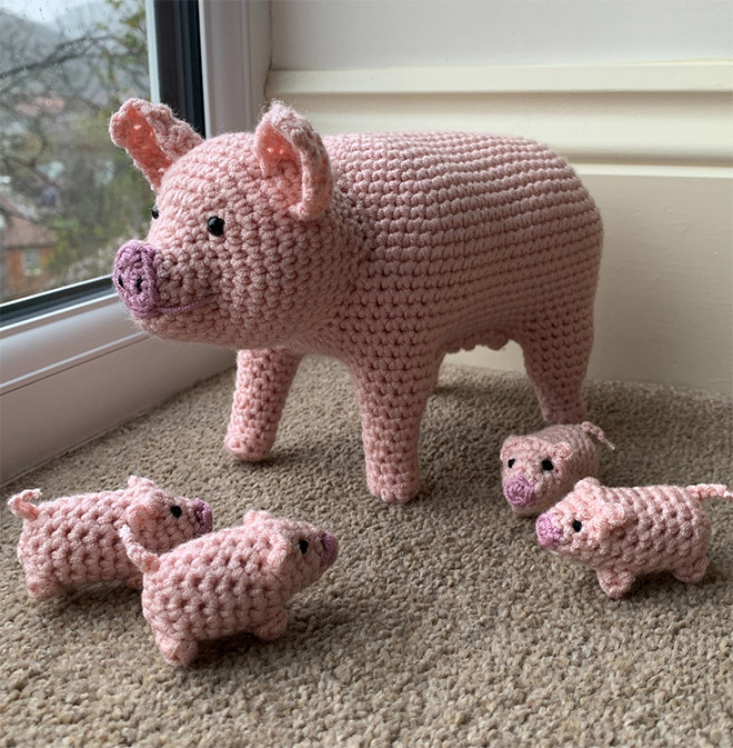 Crocheted pig moma.